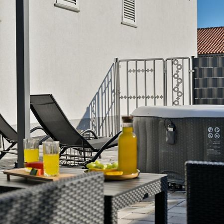 Luxury Apartment With Garden Jacuzzi And Wellness Trogir Exteriör bild