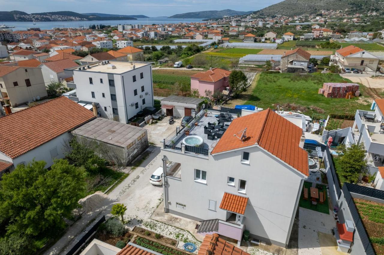 Luxury Apartment With Garden Jacuzzi And Wellness Trogir Exteriör bild