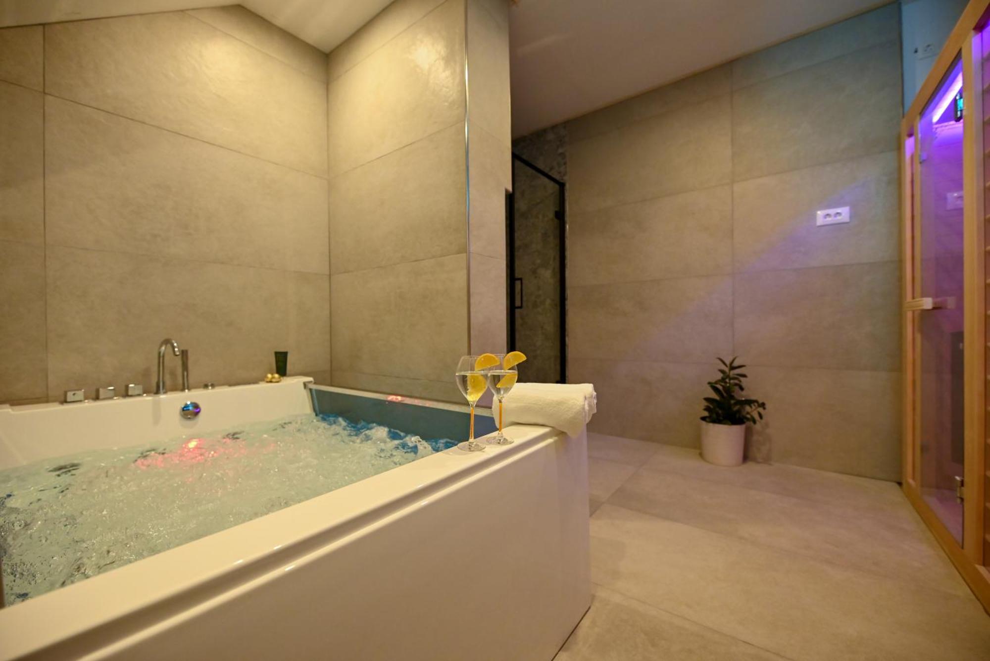 Luxury Apartment With Garden Jacuzzi And Wellness Trogir Exteriör bild
