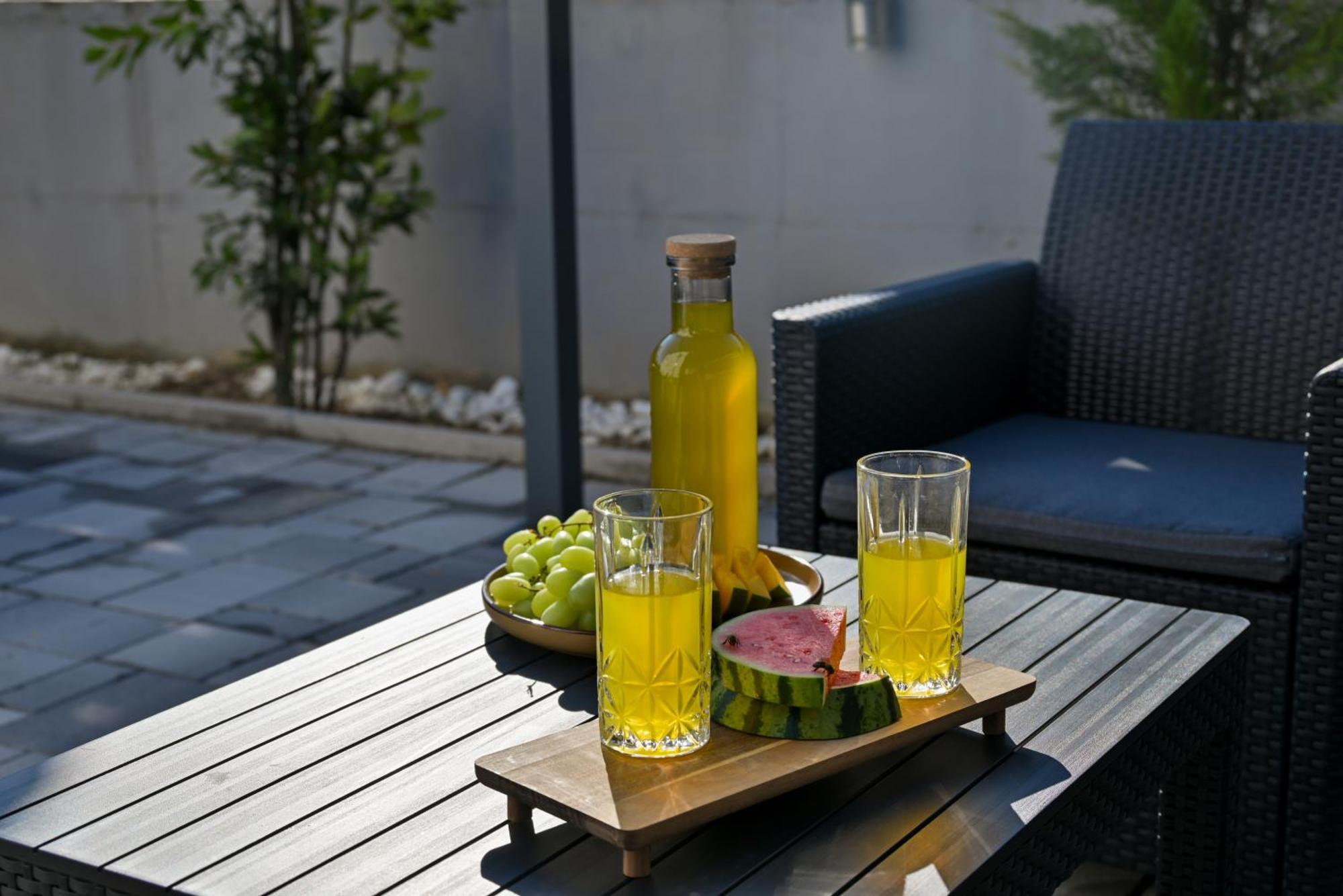 Luxury Apartment With Garden Jacuzzi And Wellness Trogir Exteriör bild