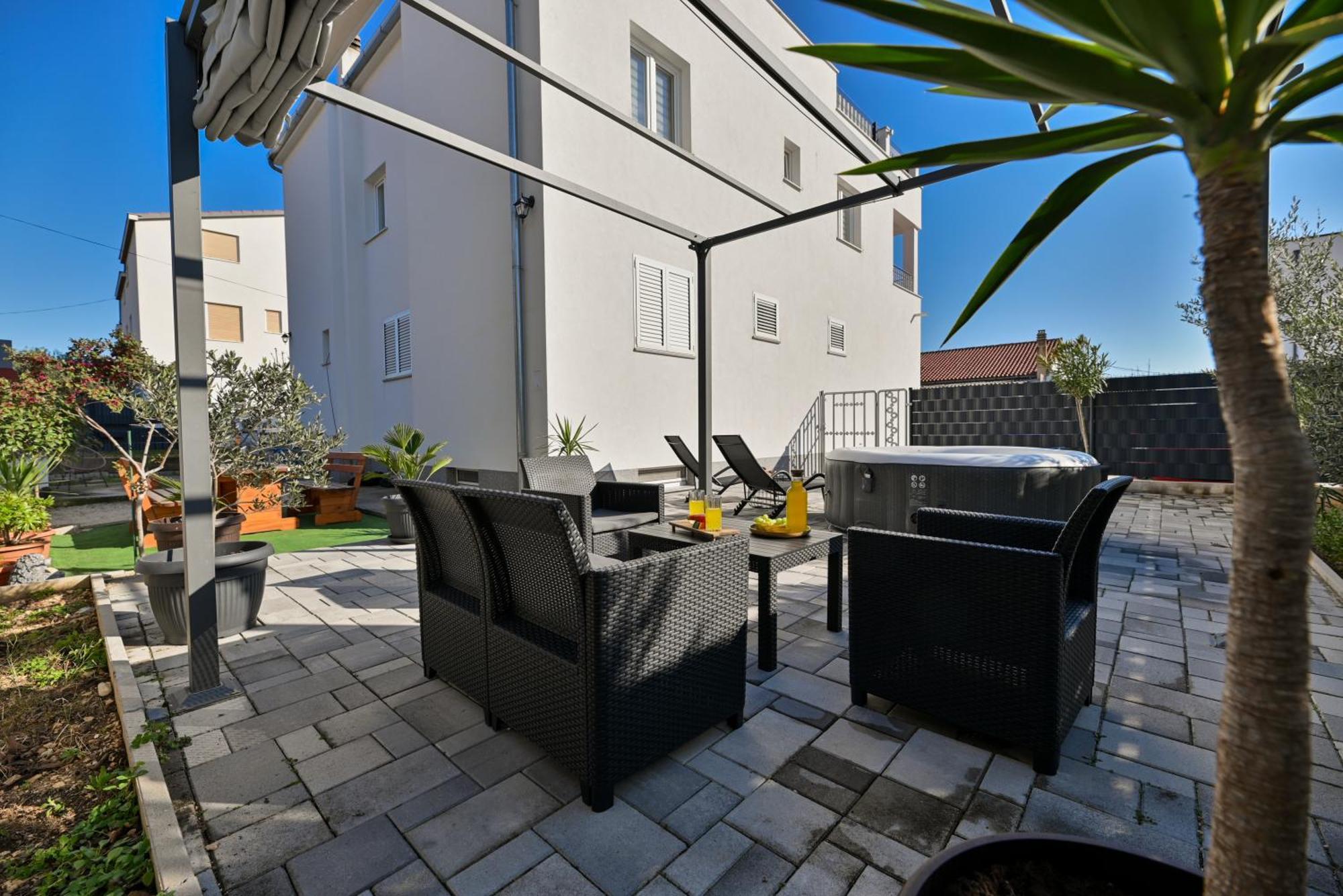 Luxury Apartment With Garden Jacuzzi And Wellness Trogir Exteriör bild