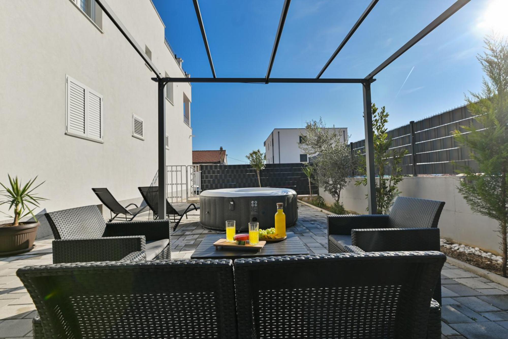Luxury Apartment With Garden Jacuzzi And Wellness Trogir Exteriör bild