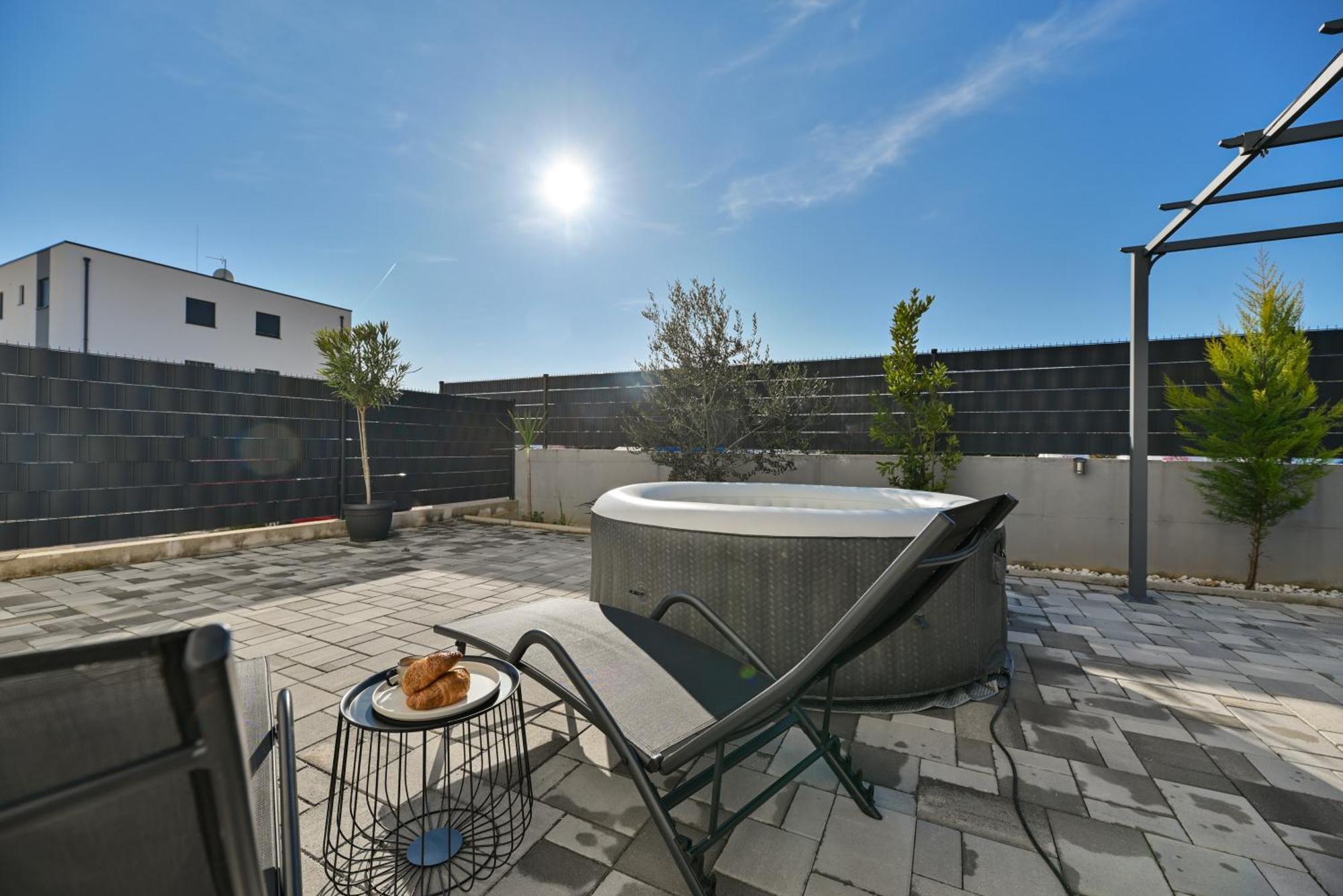 Luxury Apartment With Garden Jacuzzi And Wellness Trogir Exteriör bild