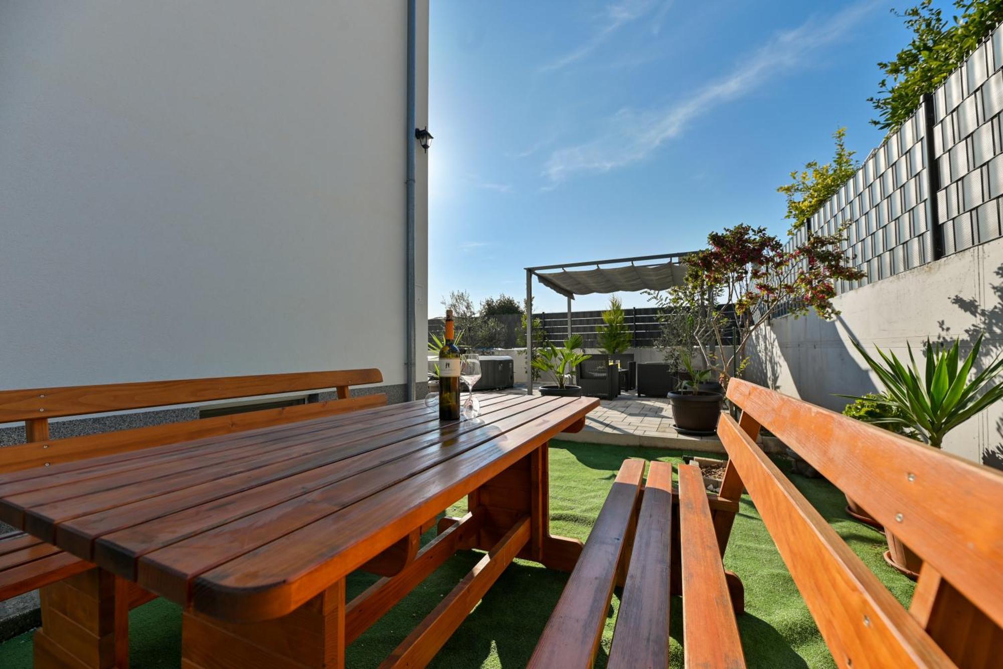 Luxury Apartment With Garden Jacuzzi And Wellness Trogir Exteriör bild