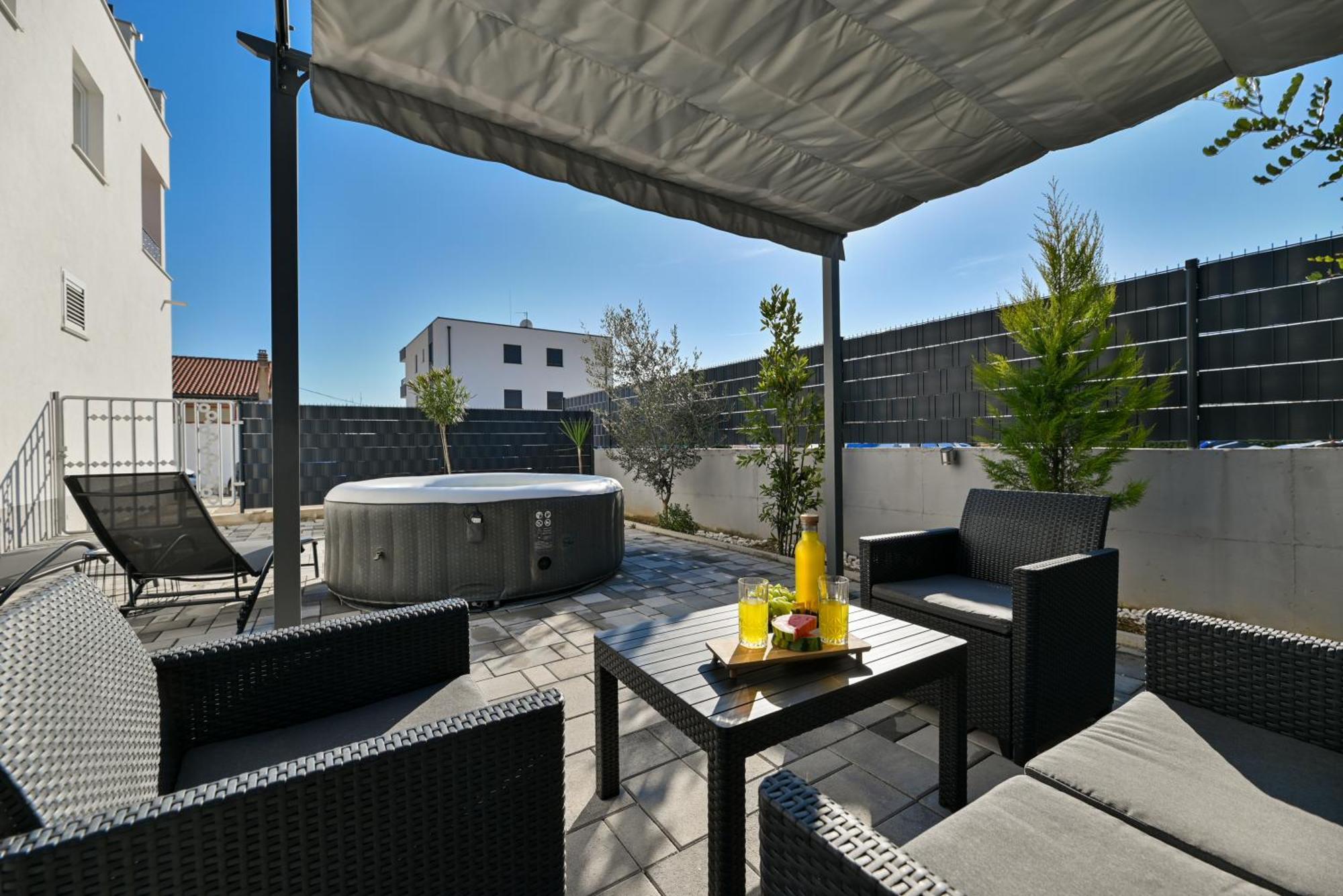Luxury Apartment With Garden Jacuzzi And Wellness Trogir Exteriör bild