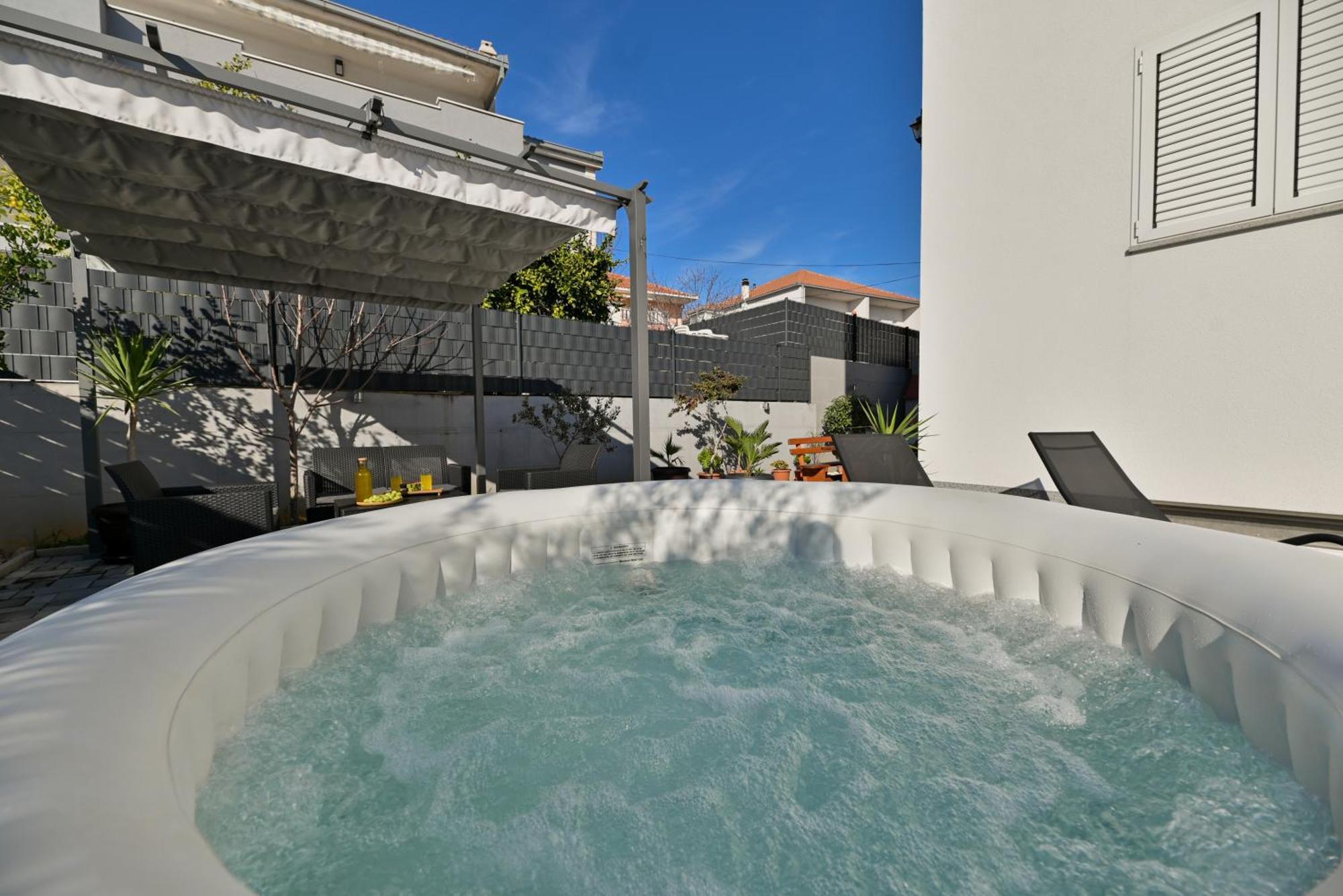 Luxury Apartment With Garden Jacuzzi And Wellness Trogir Exteriör bild