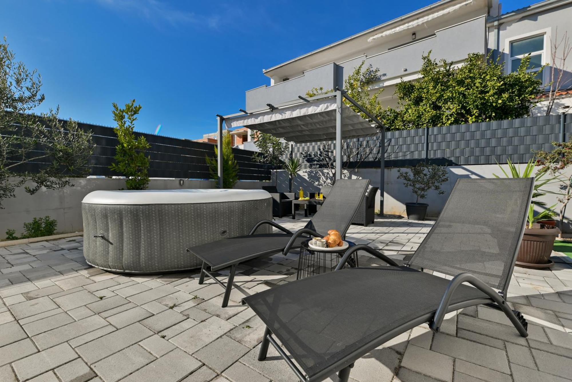 Luxury Apartment With Garden Jacuzzi And Wellness Trogir Exteriör bild