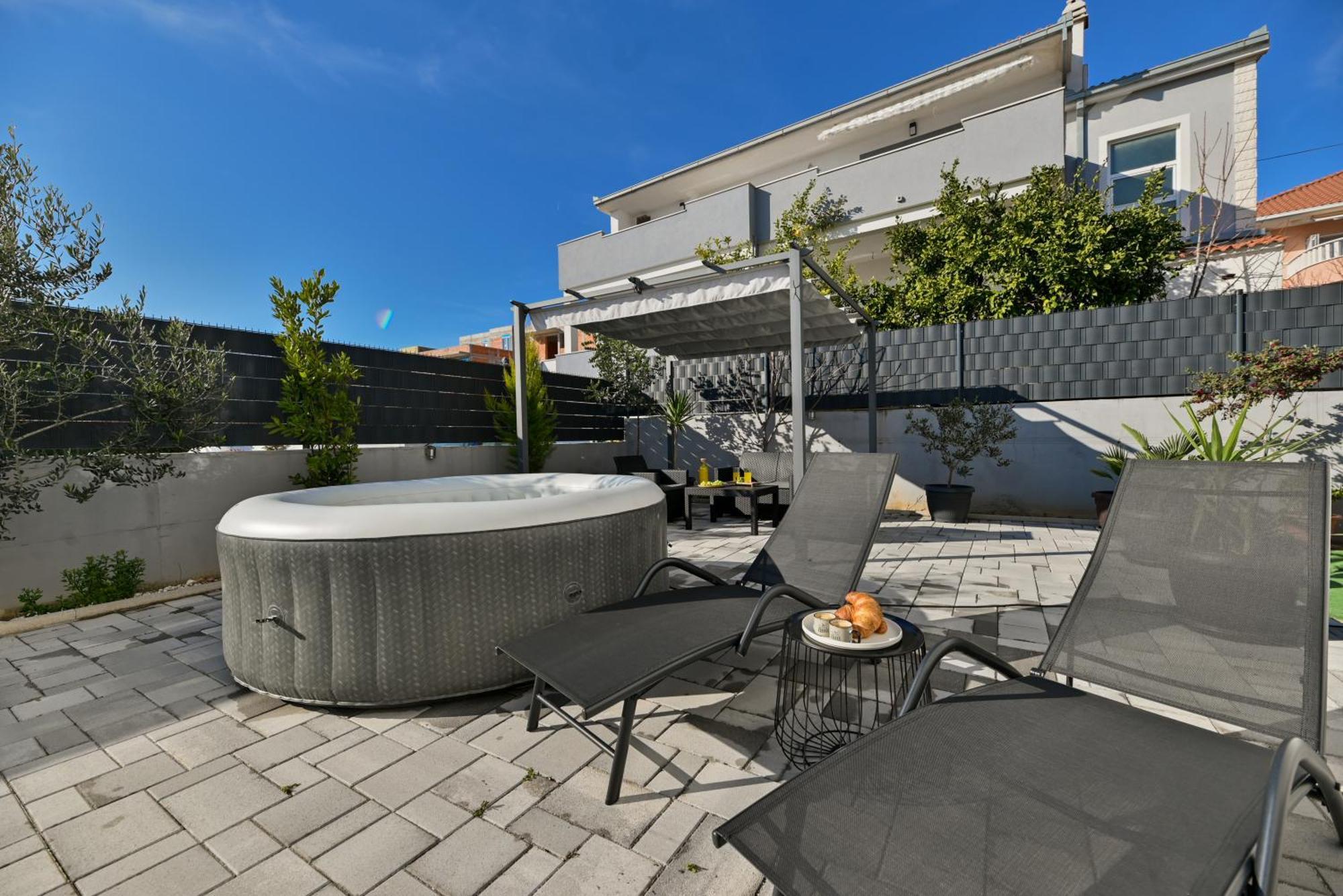 Luxury Apartment With Garden Jacuzzi And Wellness Trogir Exteriör bild
