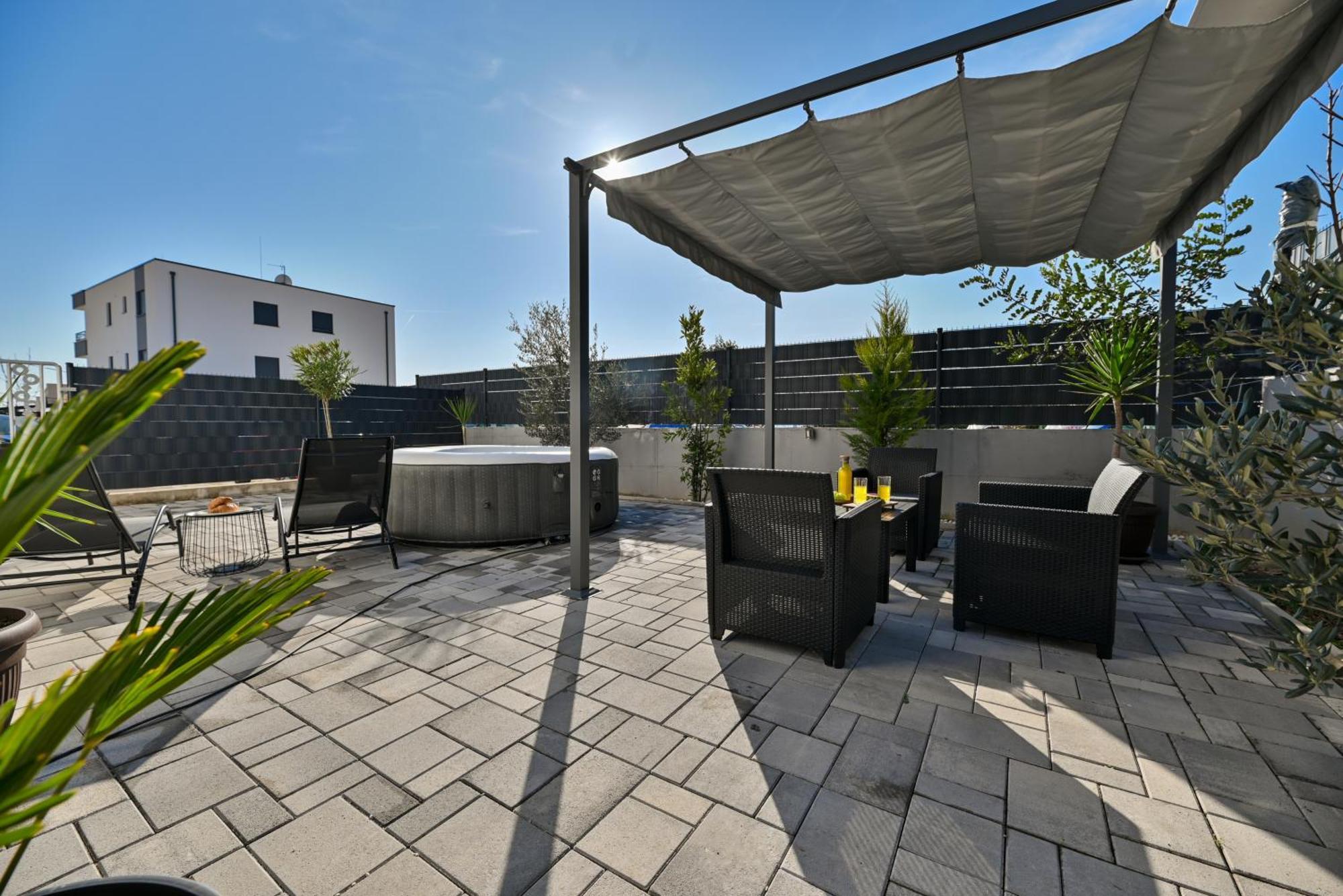 Luxury Apartment With Garden Jacuzzi And Wellness Trogir Exteriör bild