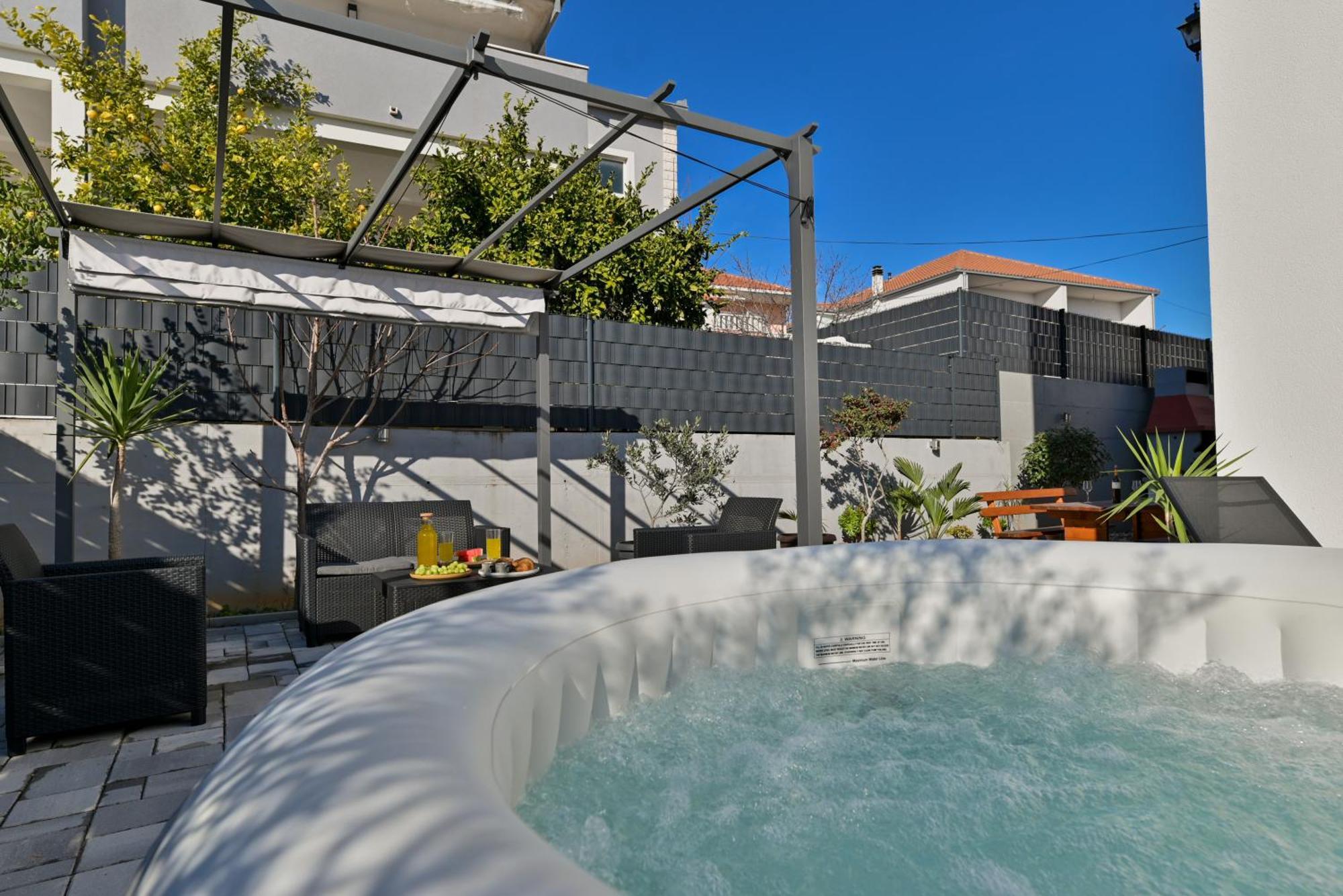 Luxury Apartment With Garden Jacuzzi And Wellness Trogir Exteriör bild