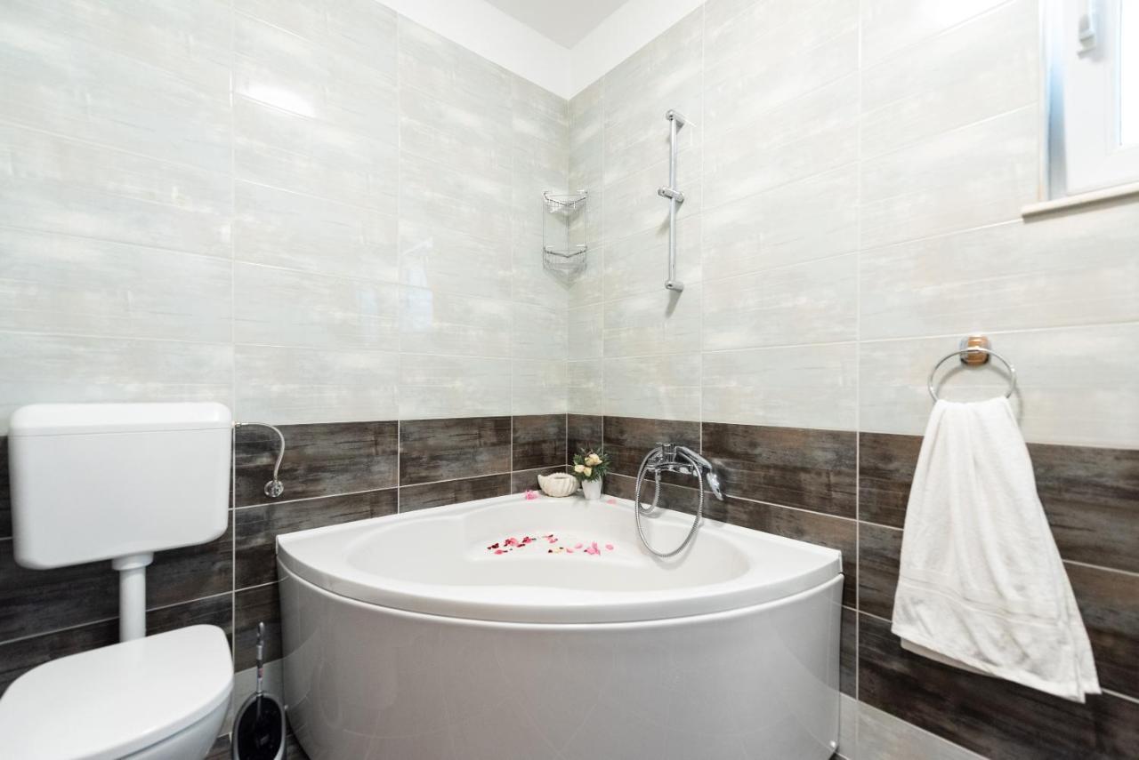 Luxury Apartment With Garden Jacuzzi And Wellness Trogir Exteriör bild